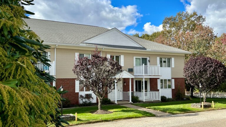 EAST MANOR Apt 32 &ndash; 1 Bedroom / First Floor Completely Renovated with Generous Utilities Included &ndash; Only $1850/Month!