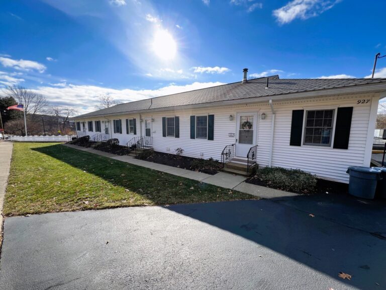 927 Elm Street, Apt 2 &ndash; Beautiful 2BR / 1st Floor Unit with Central AC, Open Kitchen and Generous Utilities Included (Heat, Hot Water, Cooking Gas, Water & Sewer) Only $1900/Month!